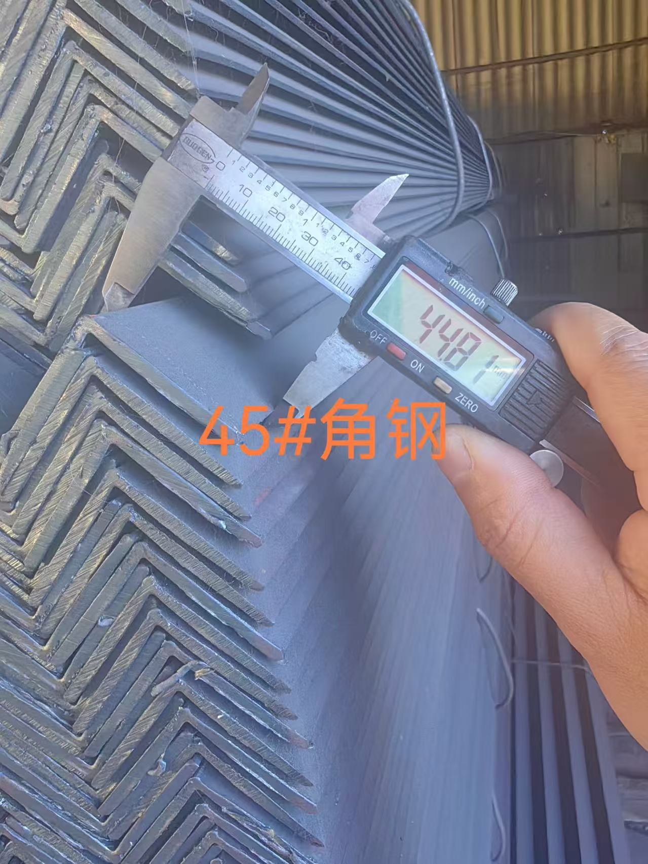 Tianjin Jumin Steel випускає високоефективні сталеві кутники з пластиковим покриттям для світового експорту